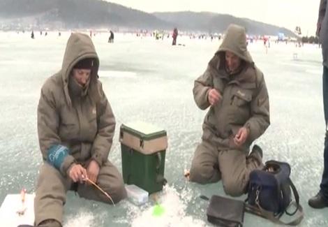 مهرجان ''صيد السمك'' الشتوي في بحيرة بايكال بروسيا يستقطب صيادين من مختلف دول العالم