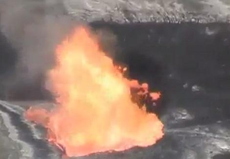حجر يشعل النار في بحيرة اللافا باثيوبيا 