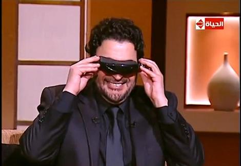  حميد الشاعري يستعرض نظارة ثلاثية الأبعاد لمحاربة سرقة أغانيه على الإنترنت