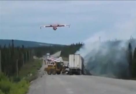 طائرة عملاقة تسيطر على حريق بأحد السيارات على طريق سريع 