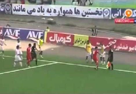 لاعب ''احتياطي'' يقتحم الملعب وينقذ مرماه من هدف مؤكد في إيران
