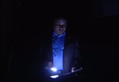"القرموطي" يُقدّم برنامجه في الظلام إعتراضاً على الإنقطاع المتكرر للكهرباء