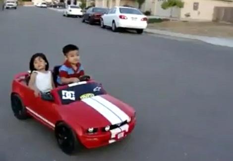 طفل يتحكم بسيارته بطريقة إحترافية 