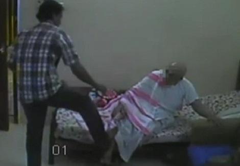 كاميرا سرية تكشف إعتداء وضرب رجل مسن على يد الخادم الآسيوي 