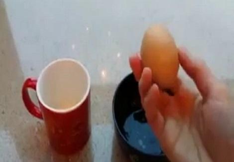 طريقة لتقشير البيض بدون ان تلمسه 