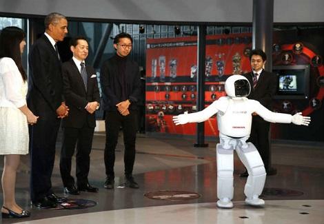 "أوباما" يلعب كرة قدم مع روبوت ياباني بطوكيو 