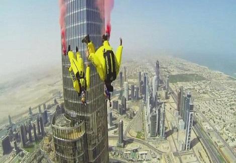 قفزة مذهلة من قمة برج خليفة في دبي