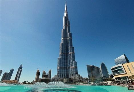 شاهد كيف يتم تنظيف زجاج '' برج خليفة '' أعلى مبنى في العالم