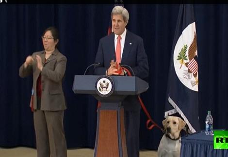 كيري يجلب كلبه لمؤتمر صحفي