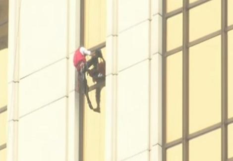 الرجل العنكبوت الفرنسي يتسلق على فندق ارتفاعه 153 مترا