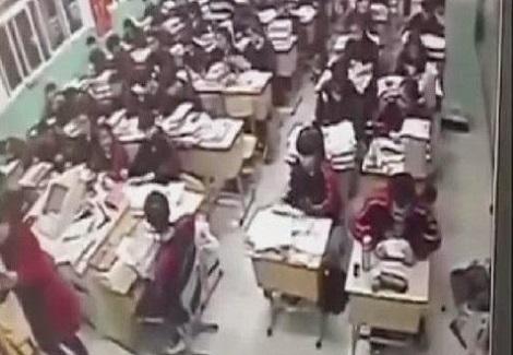 تلميذ صيني ينتحر أمام زملائه في الصف