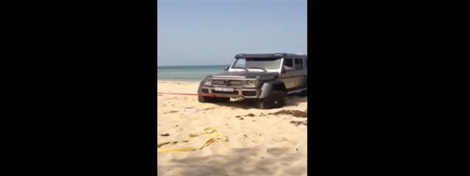 تعثر سيارة مرسيدس G63 6X6 فى شاطئ بالكويت