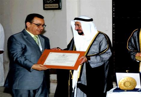بالصور- حاكم الشارقة يكرم خضير البورسعيدي في ملتقي