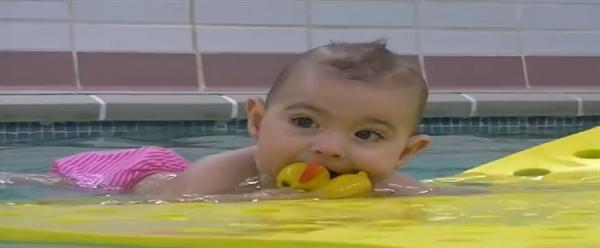 لا بد وأن تبدأوا بتعليم أطفالكم السباحة بعد هذه الفيديو!!