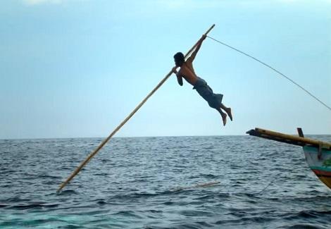 "حوت العنبر" - أغرب طرق الصيد بالحراب على سواحل أندونسيا