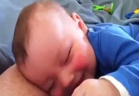 طفل نائم يضحك بأعلى صوته ؟