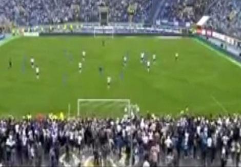 جماهير تقتحم ملعب مباراة زينيت ودينامو موسكو وتعتدي على اللاعبين