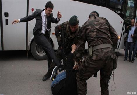 مستشار أردوغان يركل متظاهراً من أهالي ضحايا المنجم المتفجر