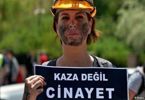 الشرطة التركية تسحل أهالى ضحايا منجم الفحم وتفض تجمعهم بخراطيم المياة والغاز