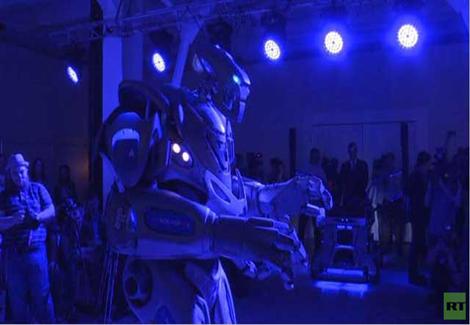 الروبوت تيتان يرقص على أنغام موسيقى مختلفة