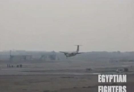  طائرة عسكرية مصرية تهبط بدون عجلات