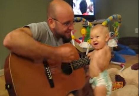 فتاة ذات ثمانية أشهر من العمر تقدم مع والدها ثنائي غنائي رائع !
