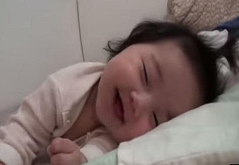 طفلة رضيعة تقاوم النوم بطريقة مضحكة ورائعة سترسم البسمة على وجهك