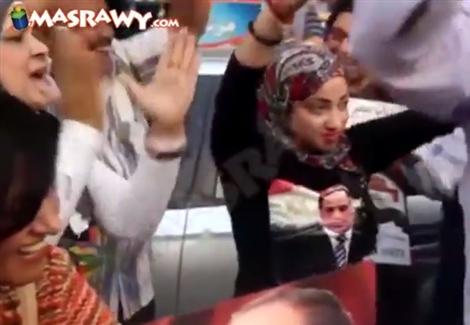 سيدات يرقصن على أغنية ''اه يا سيسى'' بميدان التحرير