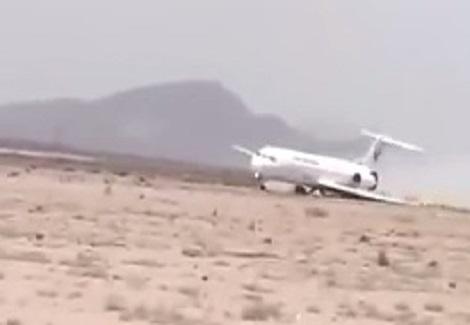 فيديو يرصد طائرة ''بدون إطارات'' تهبط اضطراريا على الرمال في إيران