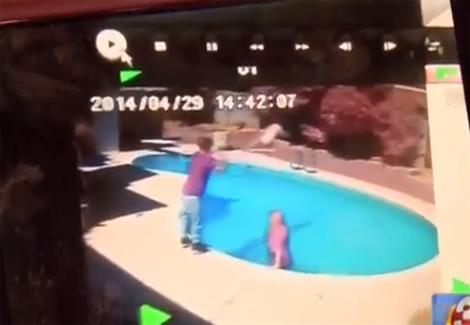 القبض على أب أمريكي يلقن طفلته درسا بالقائها في المسبح 