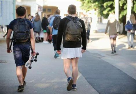 شباب فرنسي يرتدي ملابس نسائية لدعم المرأة