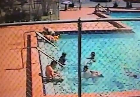 أطفال يصارعون الموت في حمام سباحة "مكهرب" بأمريكا