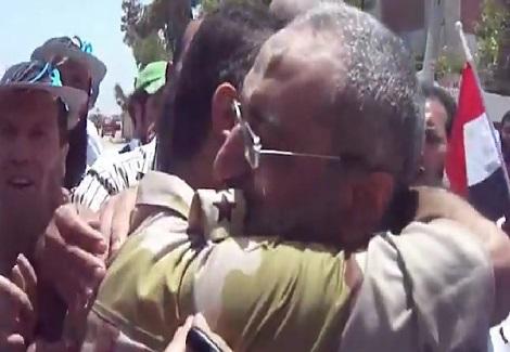 "ضابط جيش" يقبل رأس "برهامي"أثناء إدلائه بصوته 