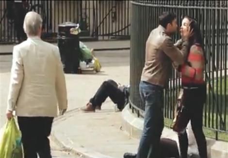 فتاة تضرب صديقها في الشارع أمام المارة