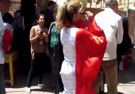 فتاة ترتدي علم مصر تحتضن وتقبل الرجال أمام إحدى اللجان