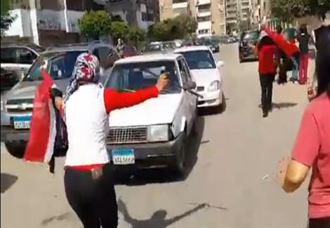 فتاة مصرية ترقص بلدي على ''تسلم الايادي'' بإحدى لجان مدينة نصر 