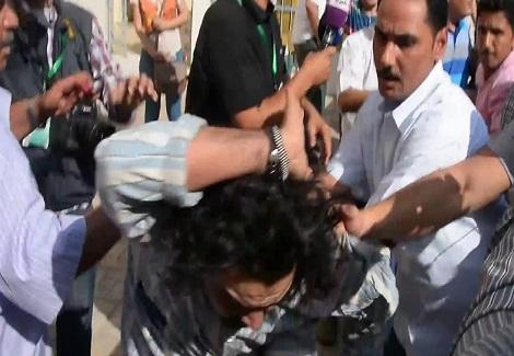 حرس السيسي يلقنون مذيع قناة دريم "علقة ساخنة"