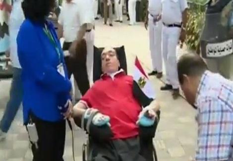 شاب مصاب بشلل رباعي يصر على الانتخاب