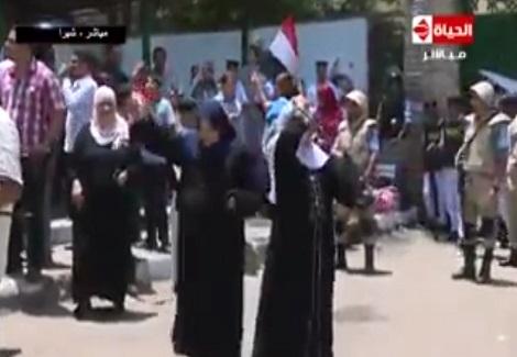  رقص وفرحة النساء أمام أحد اللجان الإنتخابية فى شبرا بمحافظة القاهرة