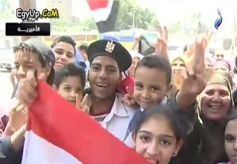 مجندى الداخلية تشارك الرقص والفرح مع المواطنين أمام لجان الإنتخابات