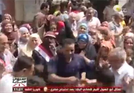رقص شعبي من الرجال والسيدات أمام لجان الانتخابات في المنوفية 