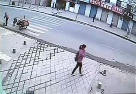 شابة انشقت الارض وابتلعتها أثناء مرورها بأحد شوارع الصين