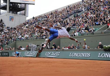 مهارات مبهرة للاعب التنس الفرنسي ''جايل مونفيس''