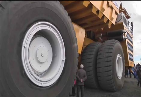 "مرسيدس بينز" تقوم بنقل أكبر شاحنة في العالم من انتاج "كتر بيلر"
