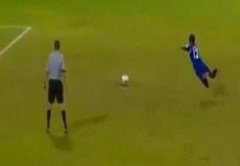 لاعب المالديف يسجل ركلة جزاء كوميدية ضد أفغانستان