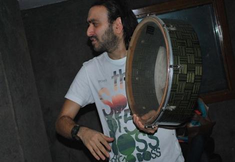 كريم محسن يرقص داخل الإستوديو على أنغام ''بشرة خير ''