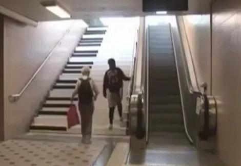 فكرة روعة لتشجيع الناس صعود السلم في محطة مترو بالسويد 
