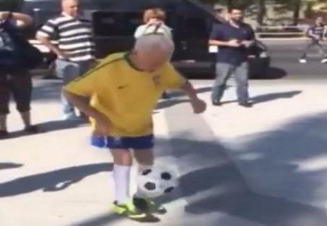 برازيلي عمره 87 عامًا يستعرض مهاراته الكروية!