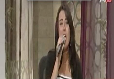 المطربة رنا عتيق تخص جيهان منصور بأغنيتها : "افتحيلي يا دانيا بابك" من الالبوم القادم