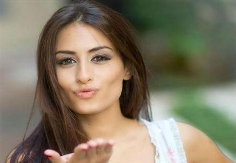 اغنية للفنانة اللبنانية هبة طوجي تنتقد الربيع العربي